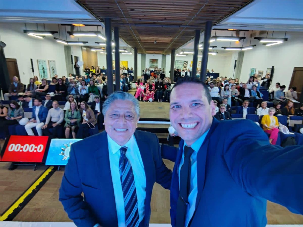 Oscar Márquez con asistentes en Antigua