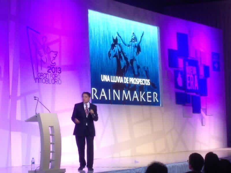 Oscar Márquez en el escenario del Gran Foro Inmobiliario con la conferencia Rainmaker