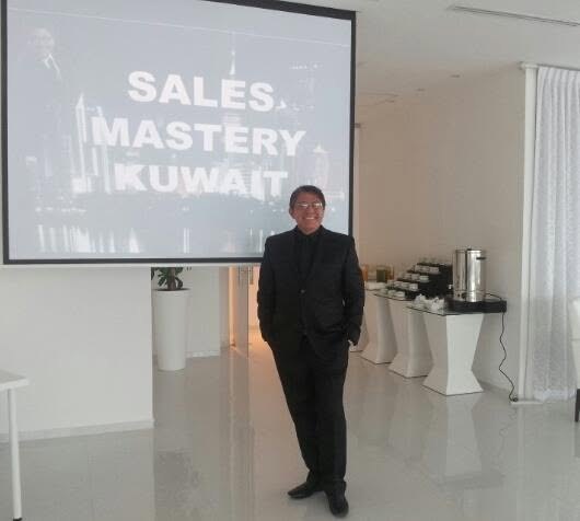 Oscar Márquez frente a la pantalla de Sales Mastery Kuwait