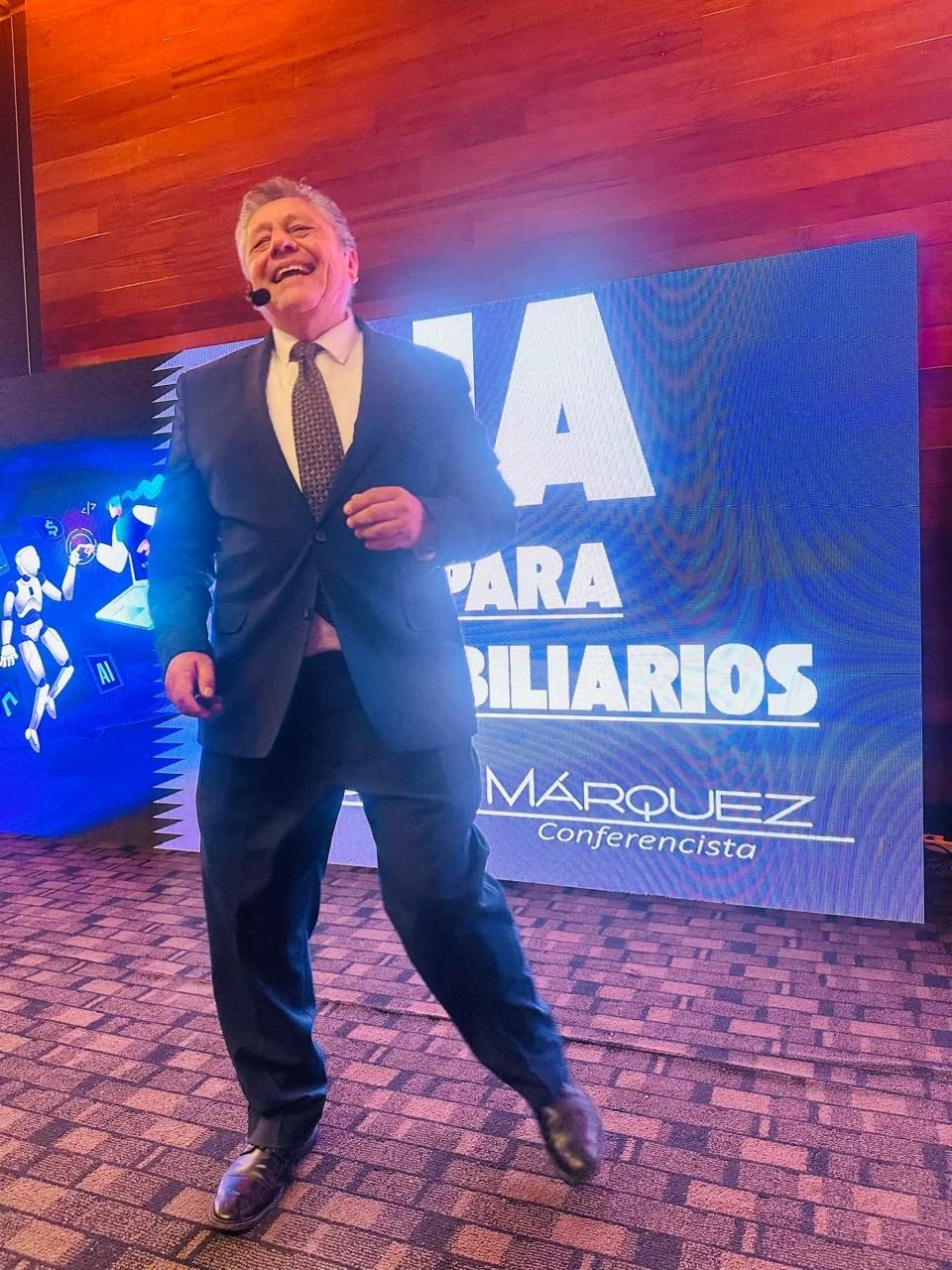 Oscar Márquez en el escenario durante una conferencia